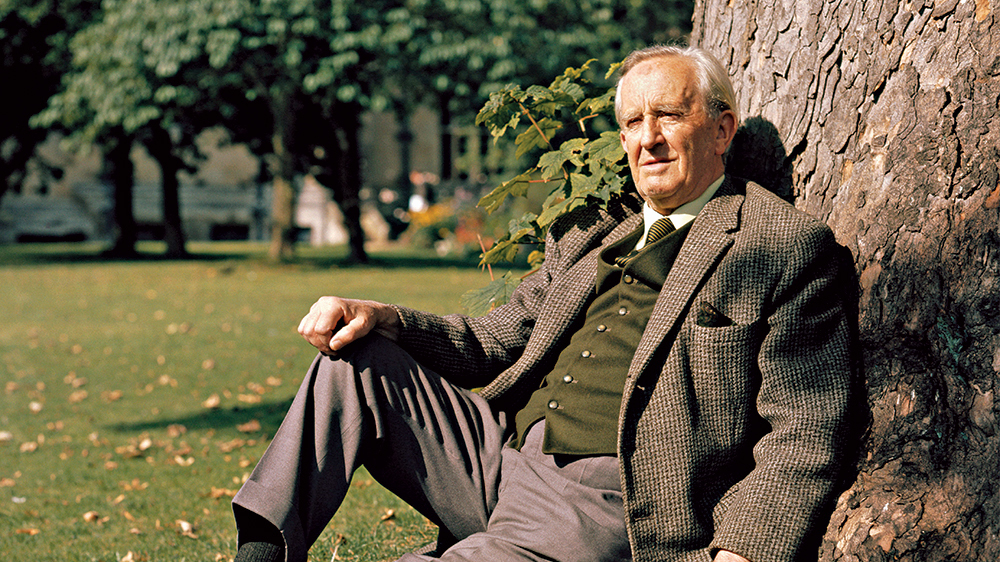 J.R.R. Tolkien apoyado contra un árbol
