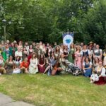 Todos los hobbits posando con el estandarte de Ered Luin